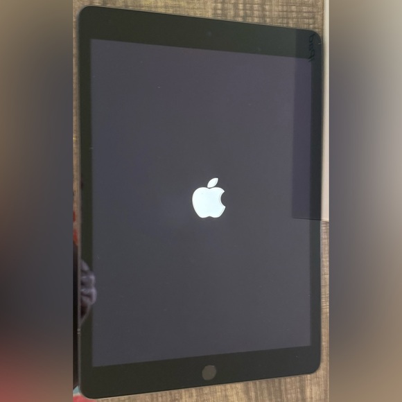 iPad - Sleek midnight 9th GEN 2023 10.2 inch screen laptop case included - Picture 9 of 17